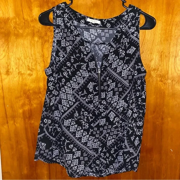 MAURICES Women’s Zip Neck sleeveless Blouse. Black & White SIZE MEDIUM - Picture 4 of 6